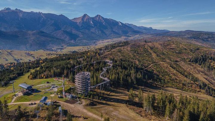 Gdzie na spacer w chmurach w Polsce? Popularne miejsca i atrakcje