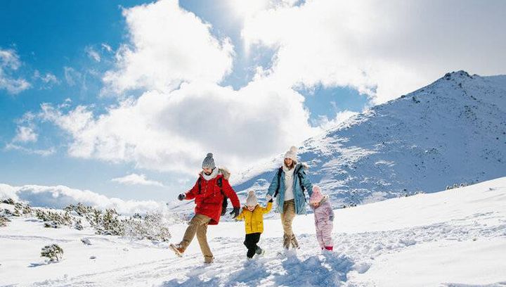 Polacy nadal wyjeżdżają na ferie, ale tną koszty - dane z rezerwacji 2026