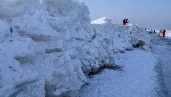 Niecodzienne zjawisko w Mikoszewie. Lodowe formacje wyższe od człowieka