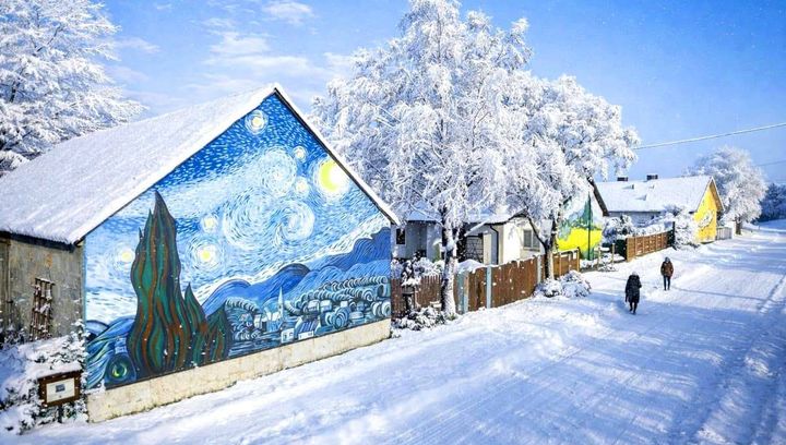 Najbardziej artystyczna wieś w Polsce. Tu zobaczysz dzieła van Gogha za darmo