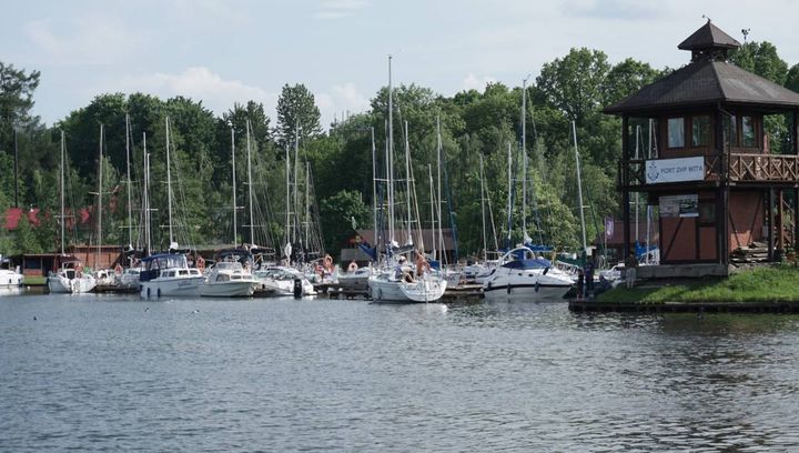 Turyści mogą zwiedzać miasto z Węgorzewskim Spacerownikiem