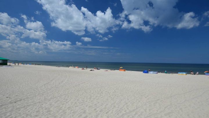 Słoneczny początek lata na plaży w Mrzeżynie - ZDJĘCIA