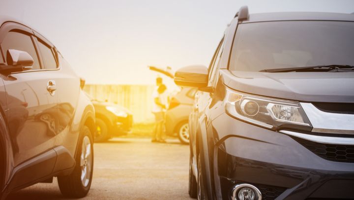 Parking dla gości i stacja ładowania samochodów elektrycznych. O czym pamiętać?