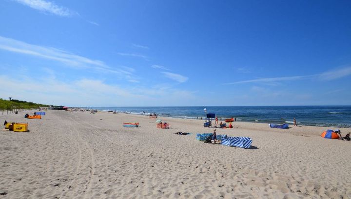 Pierwsze dni wakacji na plaży w Dziwnowie