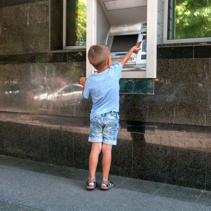 W przypadku młodszych dzieci lepiej wypłacać kieszonkowe w gotówce.