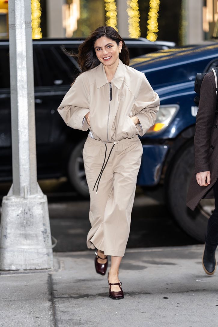 Monica Barbaro w piaskowo-beżowej stylizacji