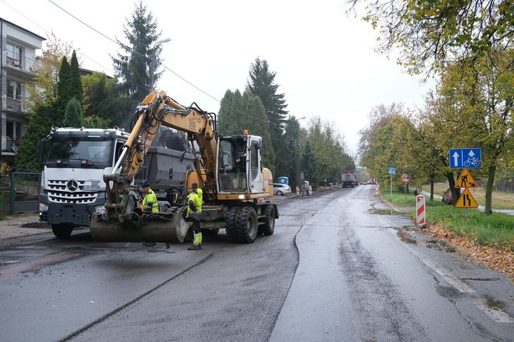 Koniec z dziurami i nierównościami na ul. Zbożowej. Drogowcy zdzierają stary asfalt | ZDJĘCIA