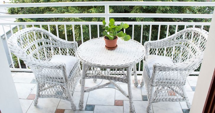 Jaki zestaw bistro na balkon? Wymiary i materiał mają znaczenie