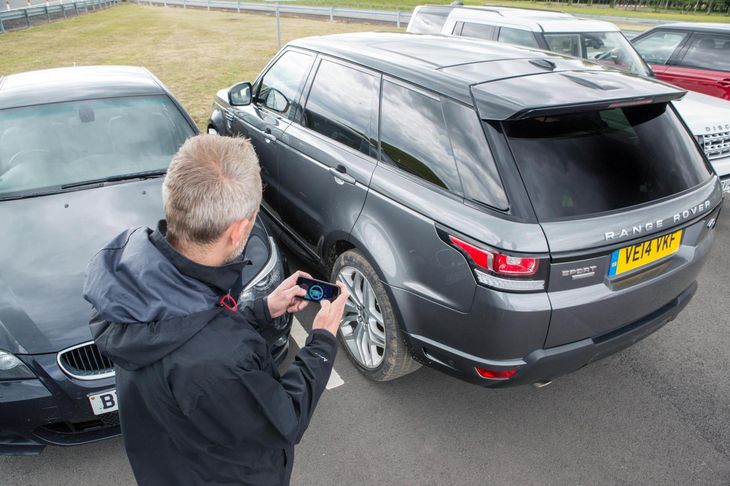 Range Rover pokonuje bezdroża przy użyciu smartfona
