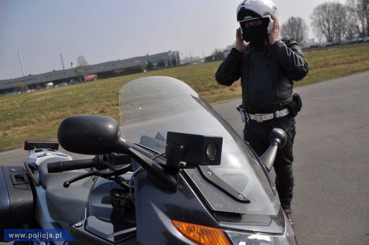Nieoznakowany motocykl policji można rozpoznać po wideorejestratorze