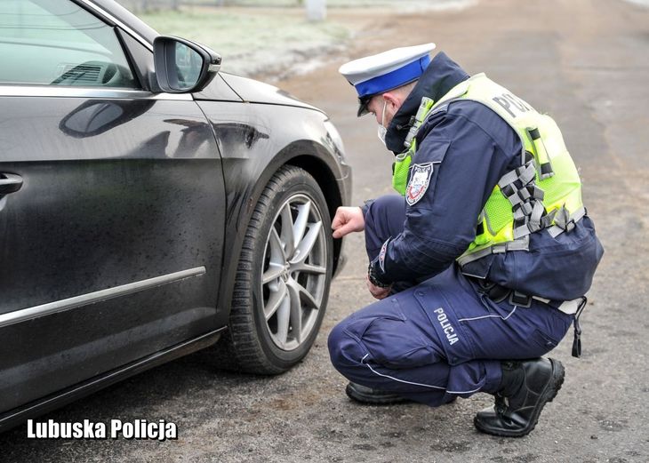 Policjanci często kontrolują opony w samochodach na drodze.