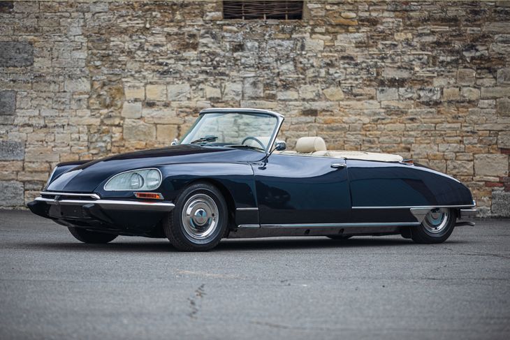 Citroën DS21 Décapotable is a clean beauty on wheels. One piece just went to sale