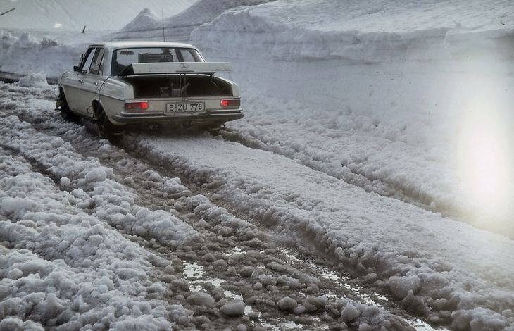Fotografia z czasów, gdy zimy były jeszcze srogie, tak jak i testy, którym poddawano samochody przed produkcją. Tutaj klasa S generacji W108 uchwycona zimą 1970 roku na przełęczy Großglockner podczas pionierskich testów systemu ABS. Prace nad tym systemem trwały jeszcze kolejne osiem lat! (fot. archiwum Daimler AG)