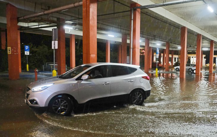Auto może zostać zalane nie tylko na ulicy, ale także w budynkach. W blokach mieszkalnych lub na parkingach centrów handlowych.