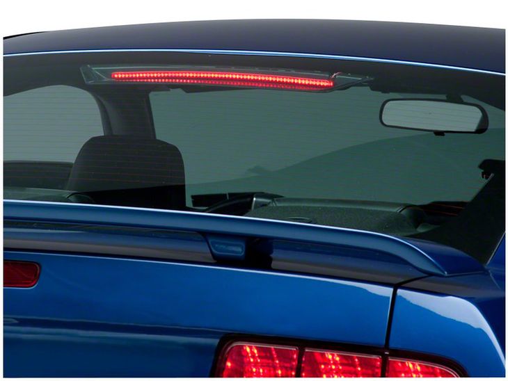 Akcesoryjne światło hamowania LED zamontowane w samochodzie Ford Mustang (model 2005-2009)