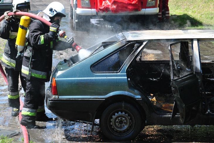 Niezareagowanie w porę na pożar samochodu kończy się jego całkowitym spaleniem. Straż pożarna już nie zdąży go uratować
