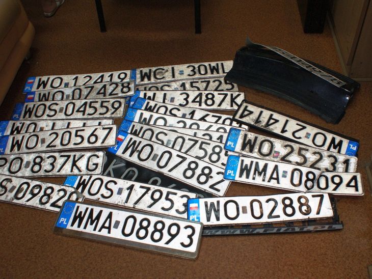 Skradzione tablice rejestracyjne (źródło: archiwum.moja.ostroleka.pl)