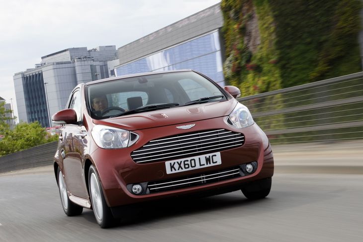 Budżetowe auto luksusowej marki? Coś takiego już było. Oto Aston Martin Cygnet z silnikiem 1.3 o mocy 98 KM. Do setki przyspieszał w 12 sekund, miał przedni napęd... czyli był totalny niewypałem, również wizerunkowym. Nic dziwnego, że produkcja trwała tylko dwa lata. Z zaplanowanych 4000 sztuk sprzedano niespełna 600.