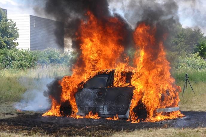 Płonące auto elektryczne to spore wyzwanie dla strażaków