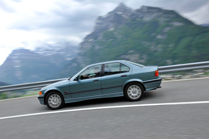 BMW E36 to niezwykle wszechstronne auto, którym można trenować, ścigać się i driftować. Wystarczy mocniejszy wariant z 6-cylindrowym silnikiem.
