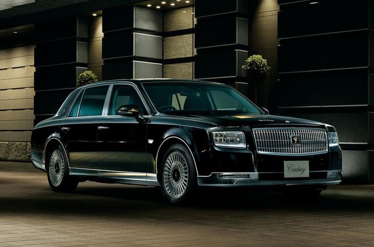 The new Toyota Century looks like she was 50 years old. It costs as much as a flat