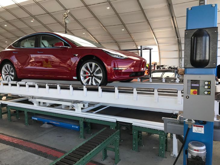 Tesla Model 3 powstaje teraz na specjalnej linii montażowej pod namiotem.