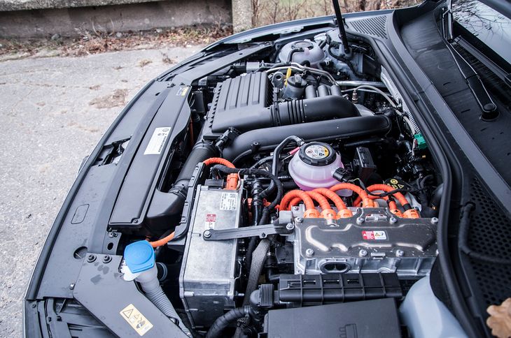 Volkswagen Passat GTE kontra BMW 330e porównanie, opinia