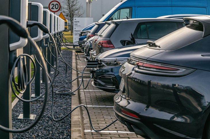 Parking z ładowarkami dla samochodów elektrycznych i hybryd plug-in przed siedzibą Volkswagen Group Polska