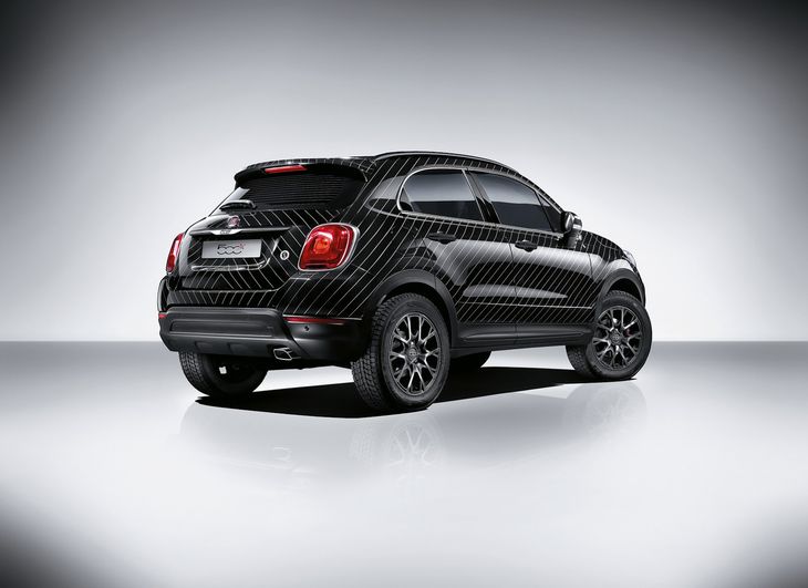 Fiat 500X Black Tie Garage Italia Customs w garniturze w