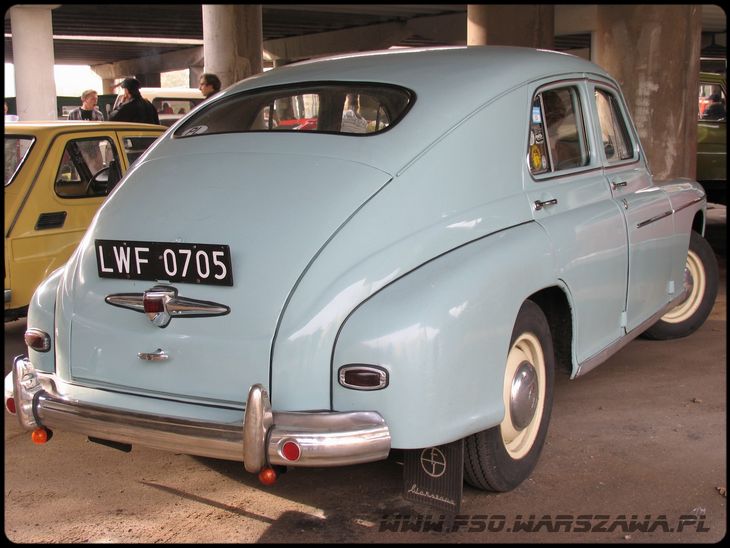 W wersji produkowanej w latach od 1951 do maja 1957 r. Warszawa M-20 (podobnie jak jej pierwowzór: GAZ M-20 Pobieda) posiadała kierunkowskazy zintegrowane ze światłami pozycyjnymi — białe z przodu i czerwone z tyłu oraz centralną lampę STOP. Dlatego wielu właścicieli tych samochodów montowało do nich po zmianie przepisów dodatkowe światła kierunku jazdy barwy pomarańczowej.