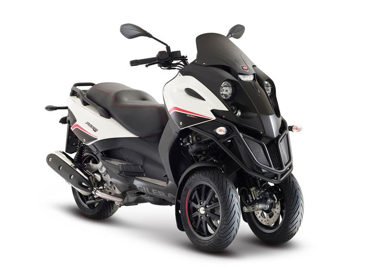 Gilera Fuoco LT 500 - model 2017 z homologacją L5e dla posiadaczy kat. B. Na zdjęciu widoczna dźwignia hamulca nożnego (Fot. Gilera).