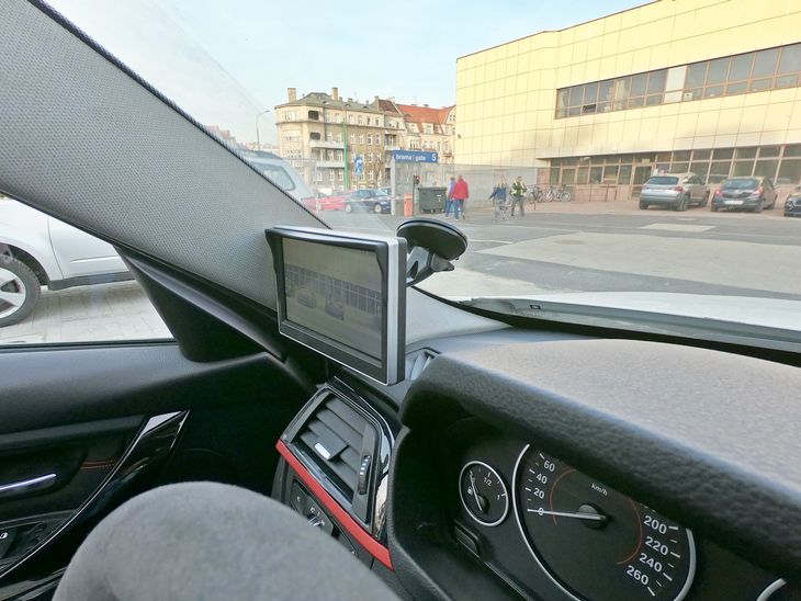 Ekran montuje siÄ na przyssawce jak nawigacjÄ