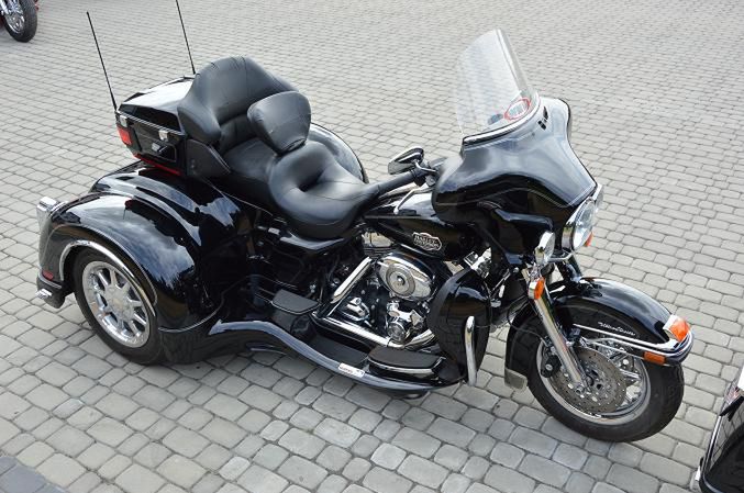 Harley-Davidson Electra Glide Ultra Classic - przeróbka na wersję trójkołową. Przy zakupie tego rodzaju motocykli z importu (np. USA) warto sprawdzić, czy został on w Polsce zakwalifikowany do kat. L5e (Fot. WMW Moto Center).