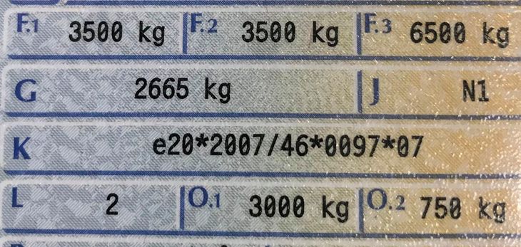 Dowód... na to, że nasi ustawodawcy są mądrzejsi od konstruktorów pojazdu. Pomimo technicznych możliwości holowania przyczepy ważącej do 3000 kg, nie spełnia to wymogów dotyczących stosunku masy pojazdu do przyczepy. Dla tego pojazdu maksymalna masa przyczepy to w myśl prawa 2631 kg.