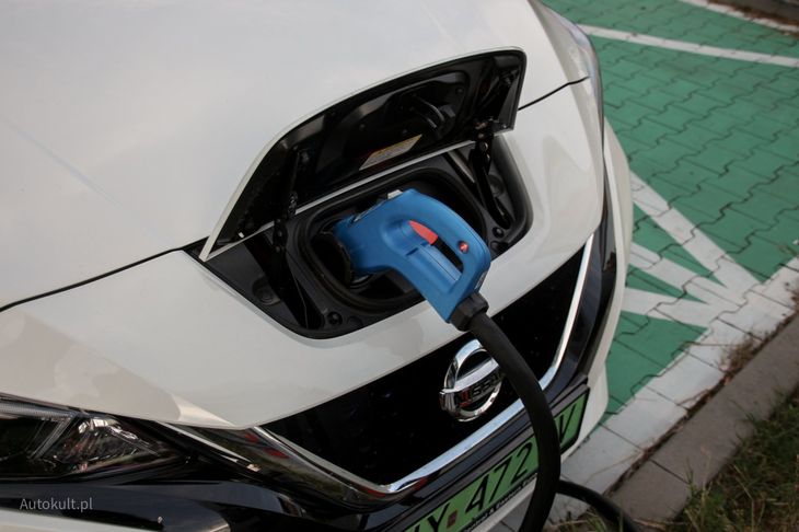 Electrician Powered by photovoltaic and home energy storage. Nissan and Boscha design makes an impression