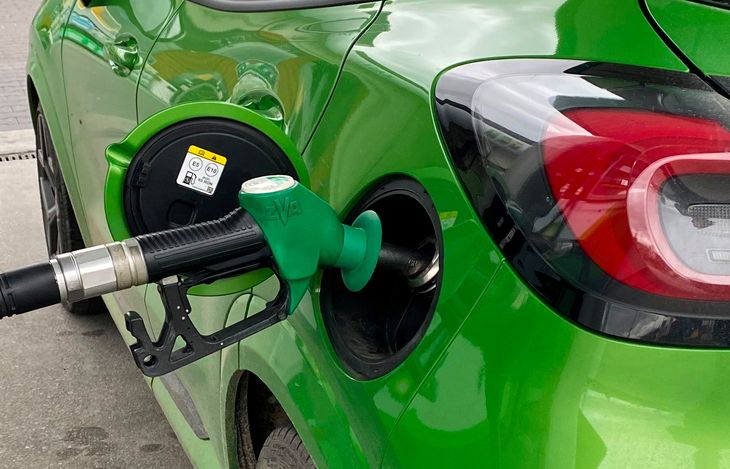 Auto może być "zielone", jeśli będzie można tankować "zielone" paliwo. Taką koncepcję mają Niemcy