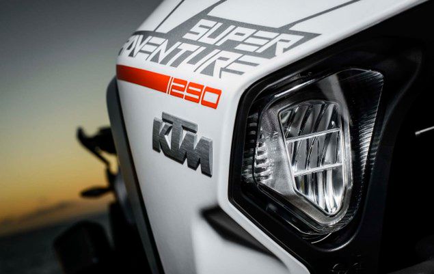 Lampa doświetlająca zakręty w modelu 1290 Super Adventure