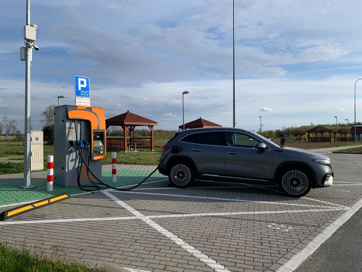 Station de charge de voiture électrique sur l'autoroute en Pologne.  La consommation d'énergie d'une telle station équivaut à dix maisons familiales.  Ils sont souvent à plusieurs kilomètres des bâtiments