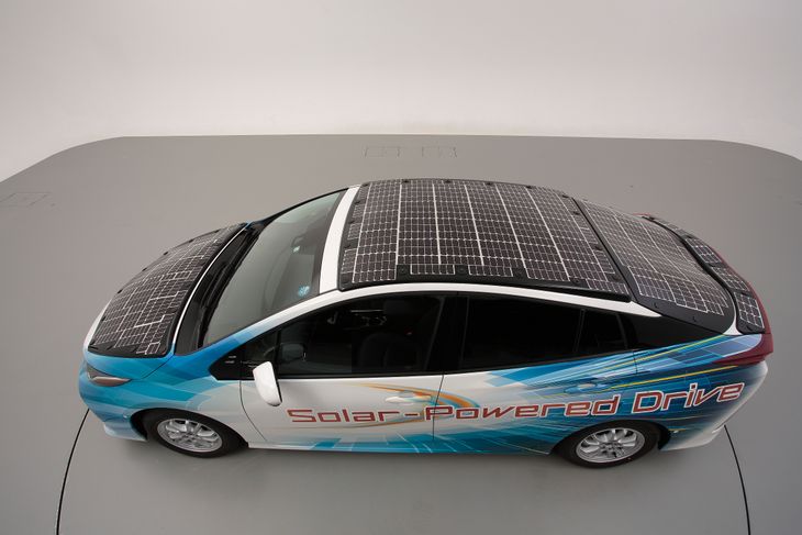 Tak wygląda Prius Plug-in wyposażony w panele słoneczne. Sharp i Toyota będą teraz testować takie auto.