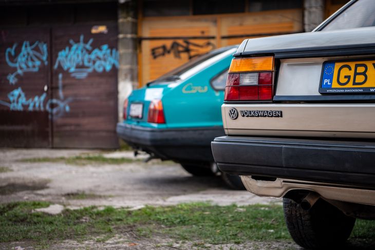 Na dobrą sprawę, powstanie jetty zawdzięczamy Amerykanom. Golf I generacji po debiucie cieszył się co prawda sporym zainteresowaniem, ale Volkswagen zauważył, że na liczącym się rynku USA, klienci chętniej rozglądają się za niewielkim sedanem, niżeli hatchbackiem. Niemcy zakasali więc rękawy, doczepili do golfa wystający kufer, zmienili kilka detali i tak pierwsza generacja pojawiła się w 1979 r., 5 lat po premierze golfa.