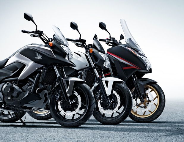 Rodzina jednośladów Honda NC700/750, która spopularyzowała automat DCT. Motocykle w wersji naked (S) oraz adventure (X) - podobnie jak Aprilia Mana - nie posiadają dźwigni z lewej strony kierownicy. W przypadku maksi-skutera Integra lewa klamka stanowi hamulec tylny, który z kolei w modelach S i X uruchamiany jest prawą dźwignią nożną.