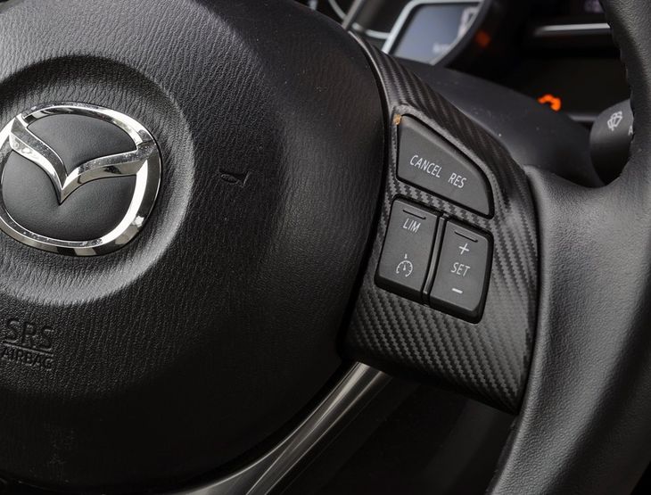 Przyciski sterujące tempomatem, Mazda 2
