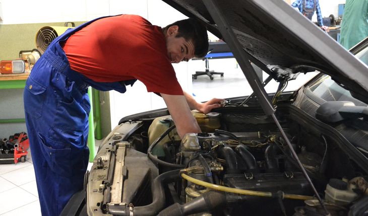 Dla właścicieli samochodów znaczenie ma nie tylko to, czy auto się psuje, ale też koszt jego naprawy