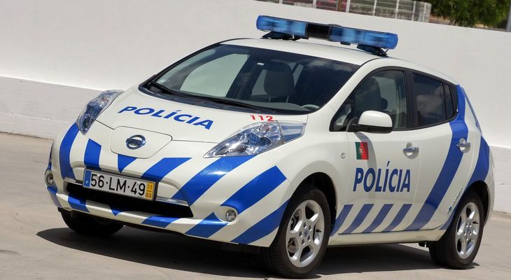 Nissany Leaf dla portugalskiej policji gniazdkoradiowóz