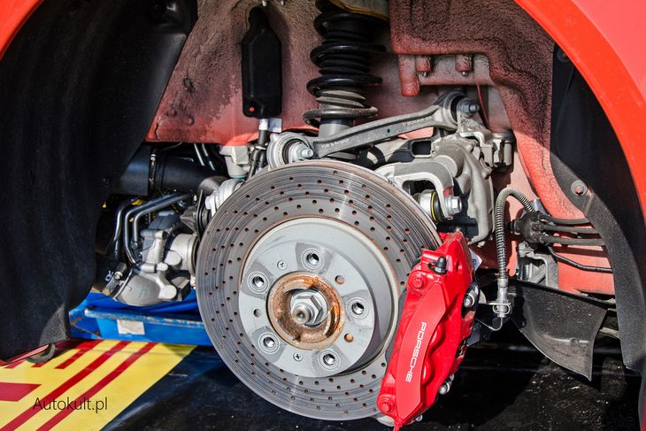 Na zdjęciu widoczna turbosprężarka zaprzęgnięta w rzadko spotykany już system doładowania równoległego. Wybrano taki wariant by motor przypominał charakterystyką jednostki wolnossącej.