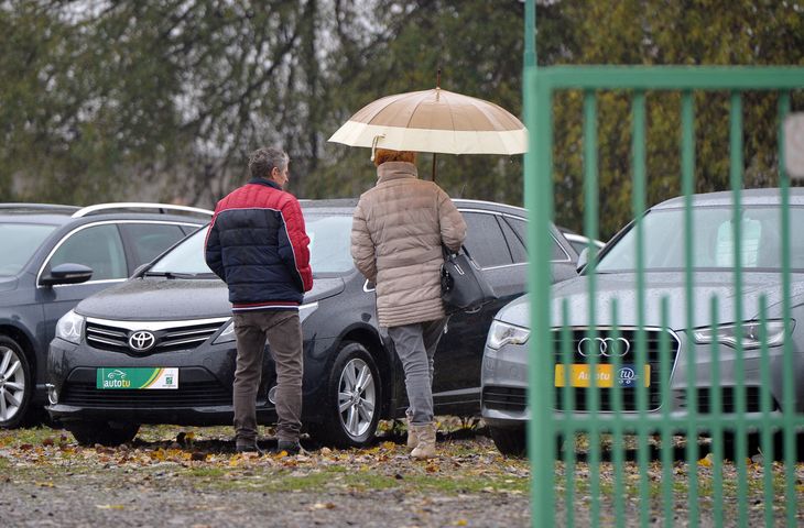 Sprzedawca sypie zaletami jedna za drugą, a nie każda gra na naszą korzyść