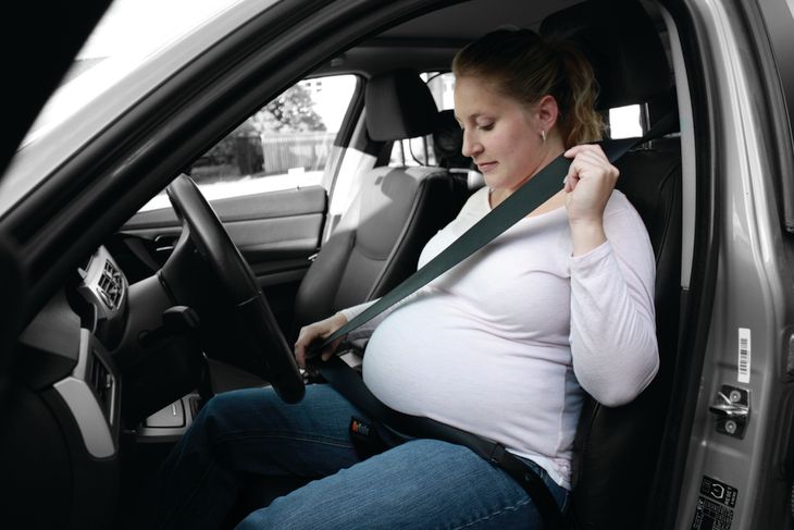 Dziś kobiety w ciąży mają rozwiązania, które pozwalają bez obaw zapinać pas bezpieczeństwa.