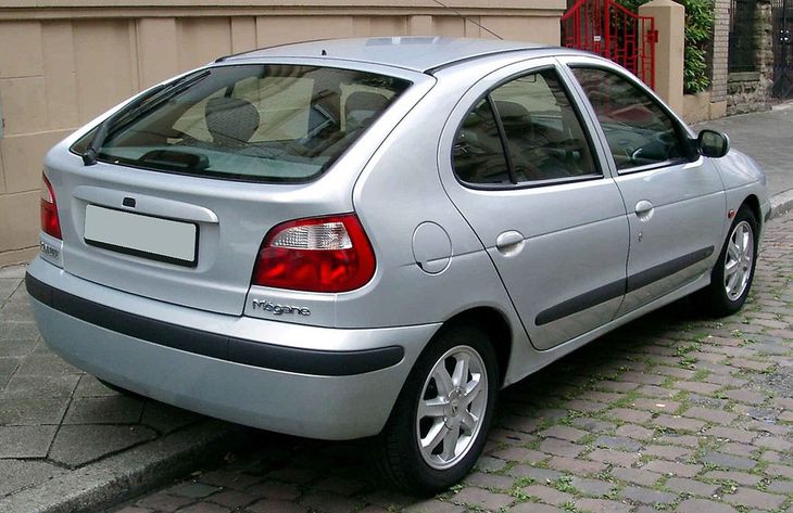 W Renault Megane II tylne oświetlenie przeciwmgłowe, aktywne jest po stronie kierowcy, sterowane jest bezpośrednio modułem BCM i nie posiada odrębnego bezpiecznika. Aktywacja żarówki po drugiej stronie może skutkować spaleniem sterownika.