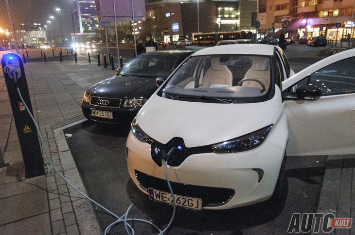 To samo miejsce rok wcześniej - Renault Zoe udało nam się podłączyć do ładowania obok zwykłego Audi.