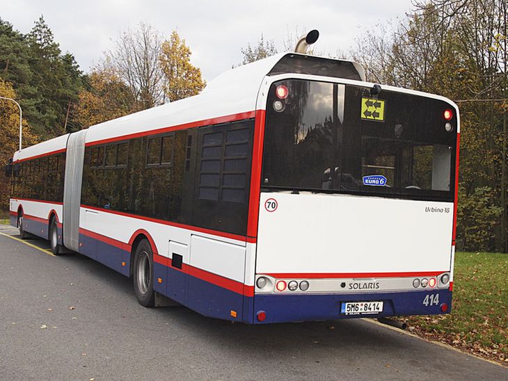 Przykład zastosowania 4 symetrycznych świateł hamowania zintegrowanych z lampami pozycyjnymi w autobusie marki SOLARIS.